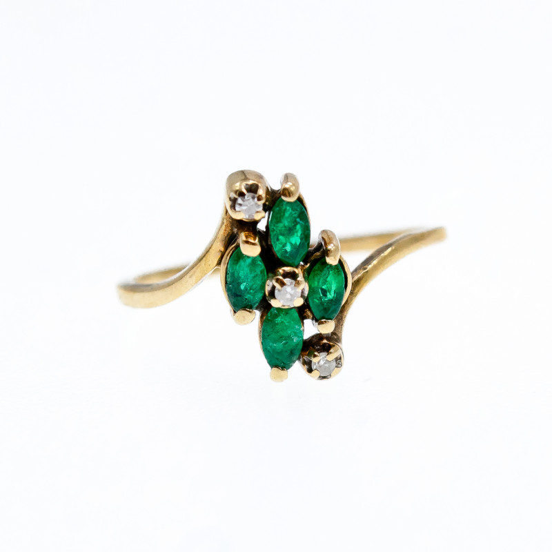 Sky Jewelry Золотое кольцо с изумрудом и бриллиантами