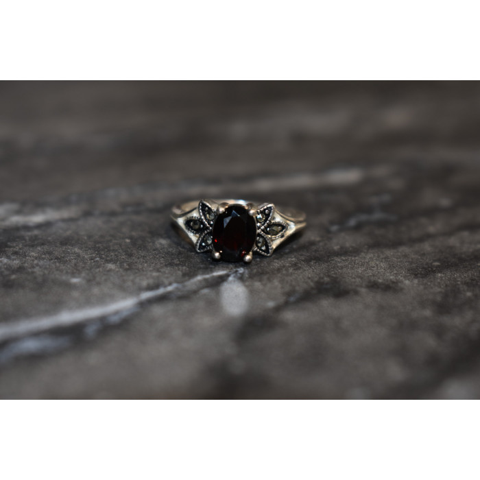 Sky Jewelry Серебряное кольцо с Гранатом и черным нефритом