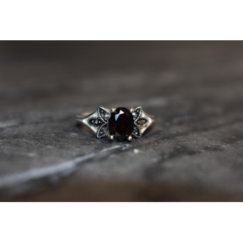 Sky Jewelry Серебряное кольцо с Гранатом и черным нефритом