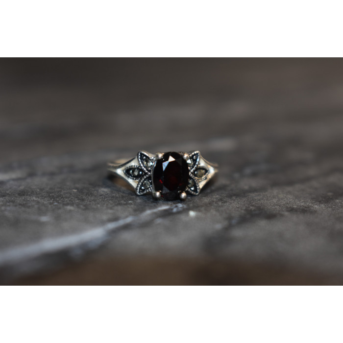 Sky Jewelry Серебряное кольцо с Гранатом и черным нефритом