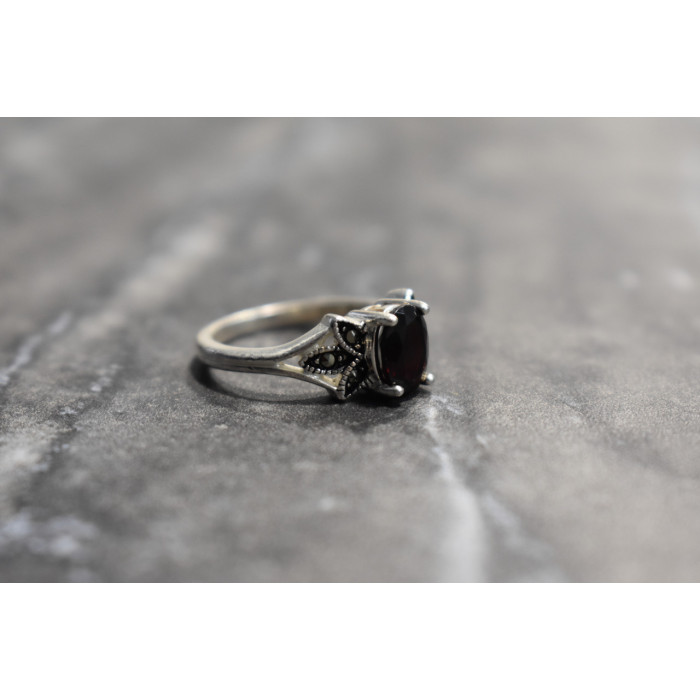 Sky Jewelry Серебряное кольцо с Гранатом и черным нефритом