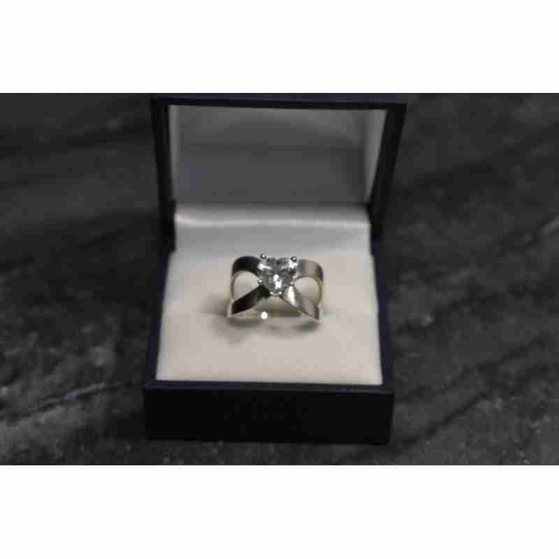 Sky Jewelry Серебряное кольцо с камнем в форме сердца фианит