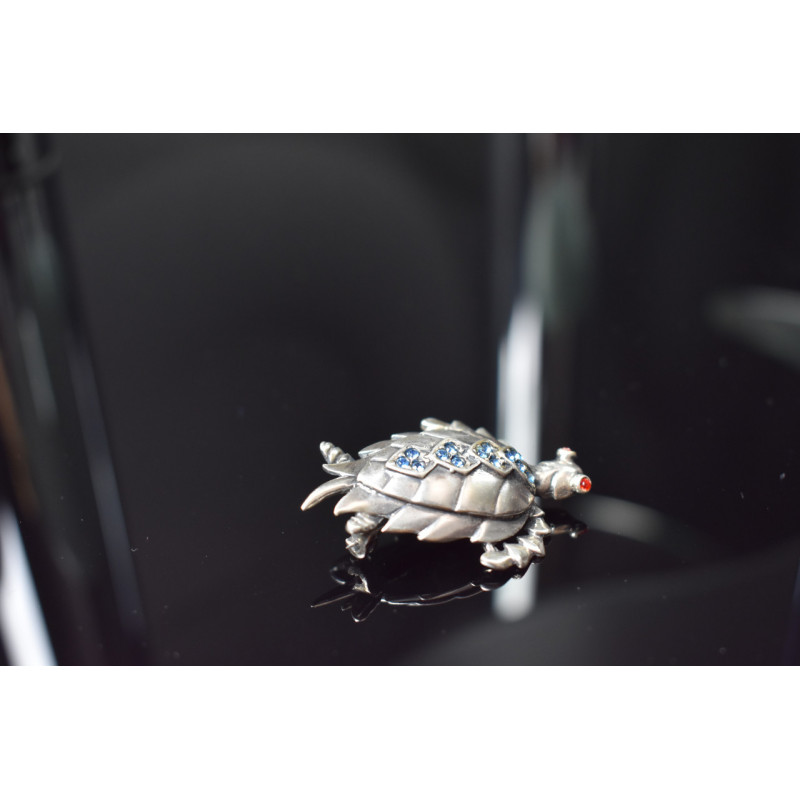 Sky Jewelry Серебряная брошь *Черепаха* с голубыми и красными фианитами