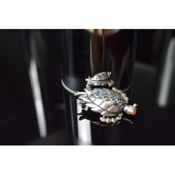 Sky Jewelry Серебряная брошь *Черепаха* с голубыми и красными фианитами