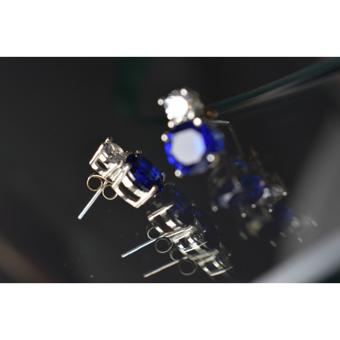 Sky Jewelry Серебряные серьги-гвоздики с камнем Сапфировая Шпинель и фианитом