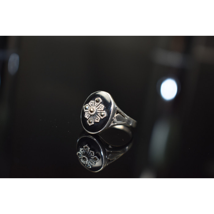 Sky Jewelry Серебряное кольцо 925 пробы с черной эмалью и камнями Шпинель