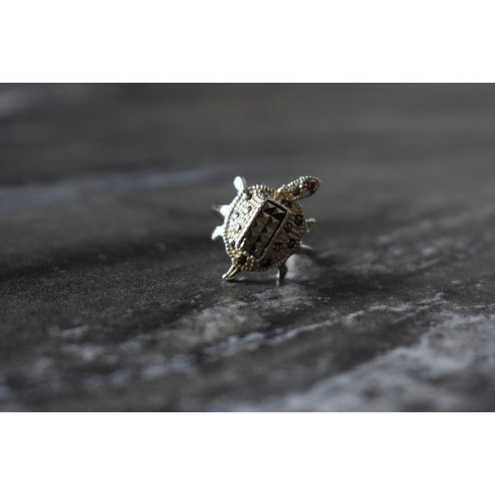 Sky Jewelry Серебряное кольцо *Черепаха* с камнем Морион